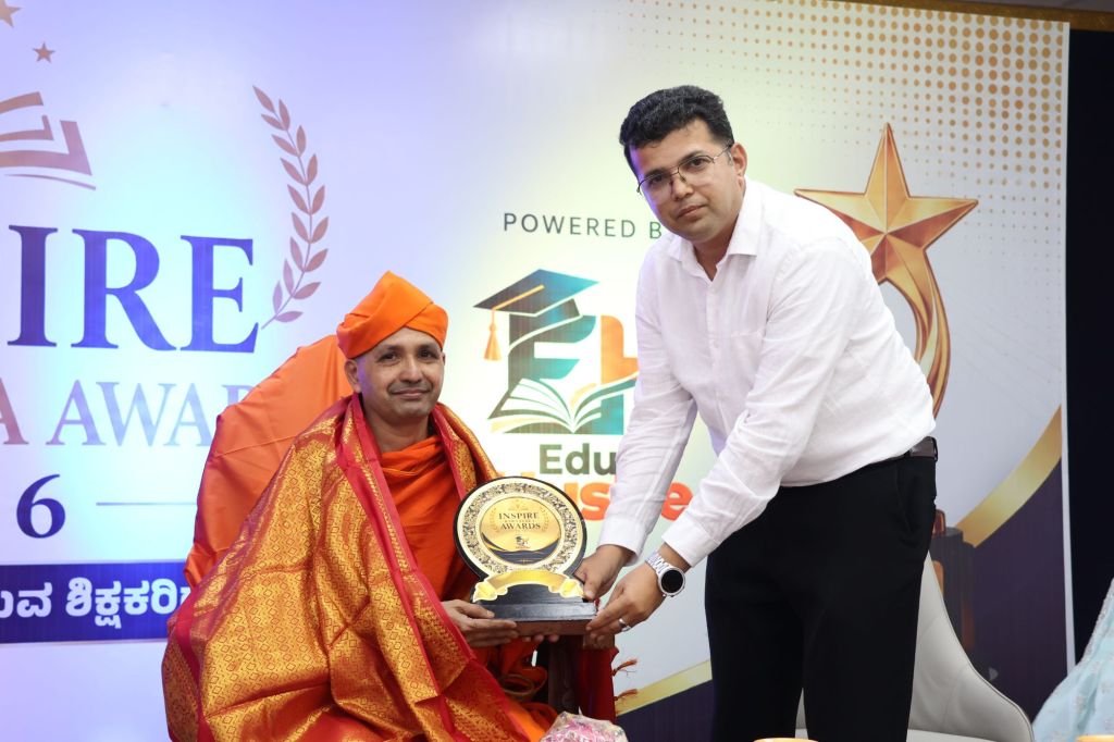 Dr. Sharath Gore Honouring Charukeerthi Bhattaraka Swamyji, Jain Mutt Moodubidire